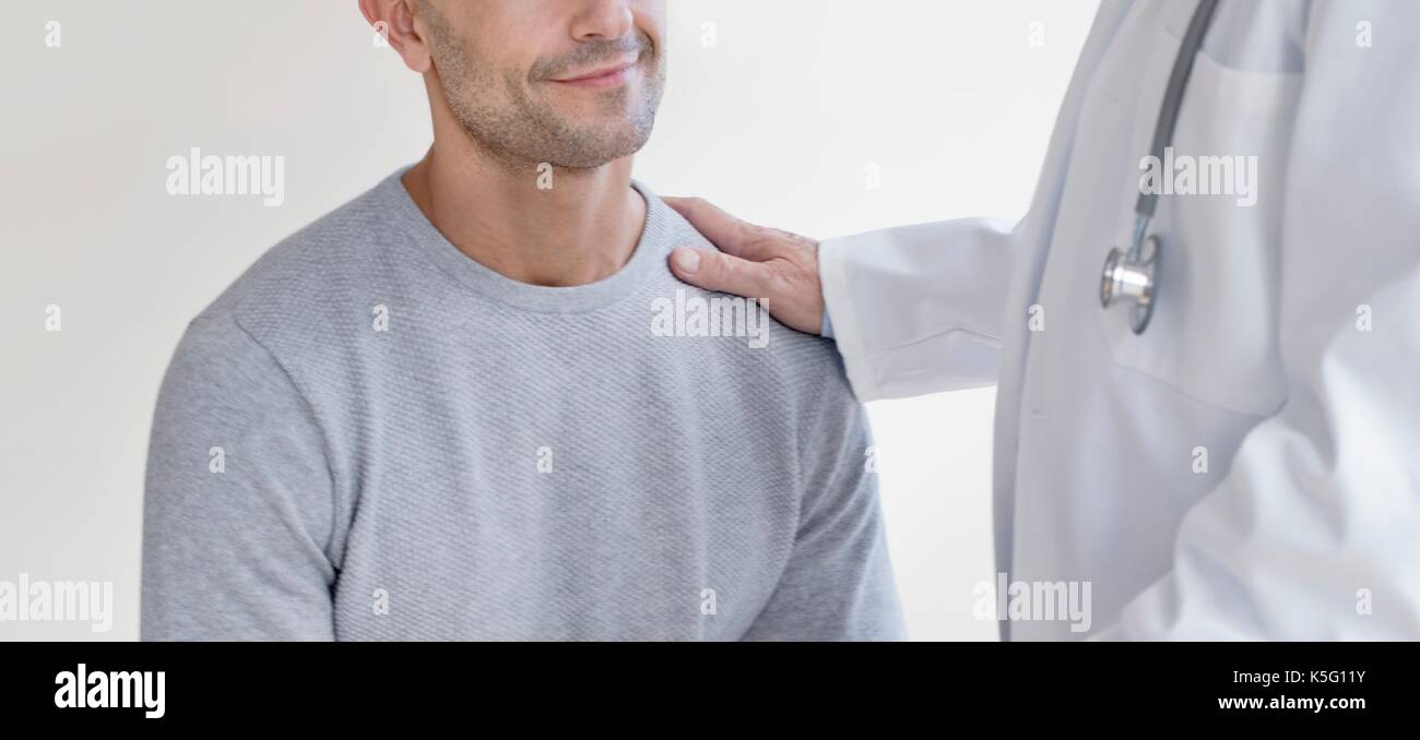 Doctor explaining hand shoulder hi-res stock photography and images - Alamy