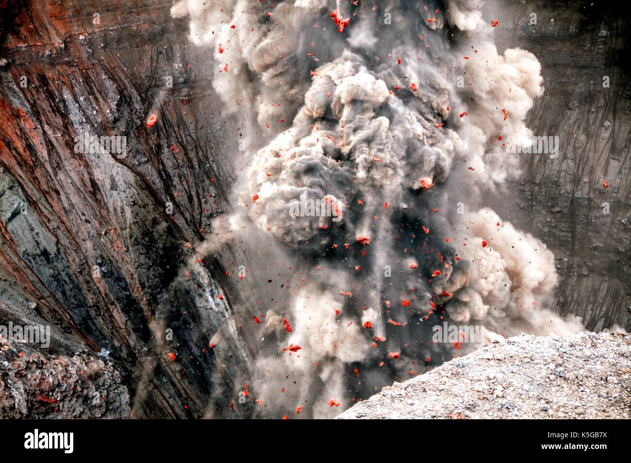 Volcano trek big island hi-res stock photography and images - Alamy