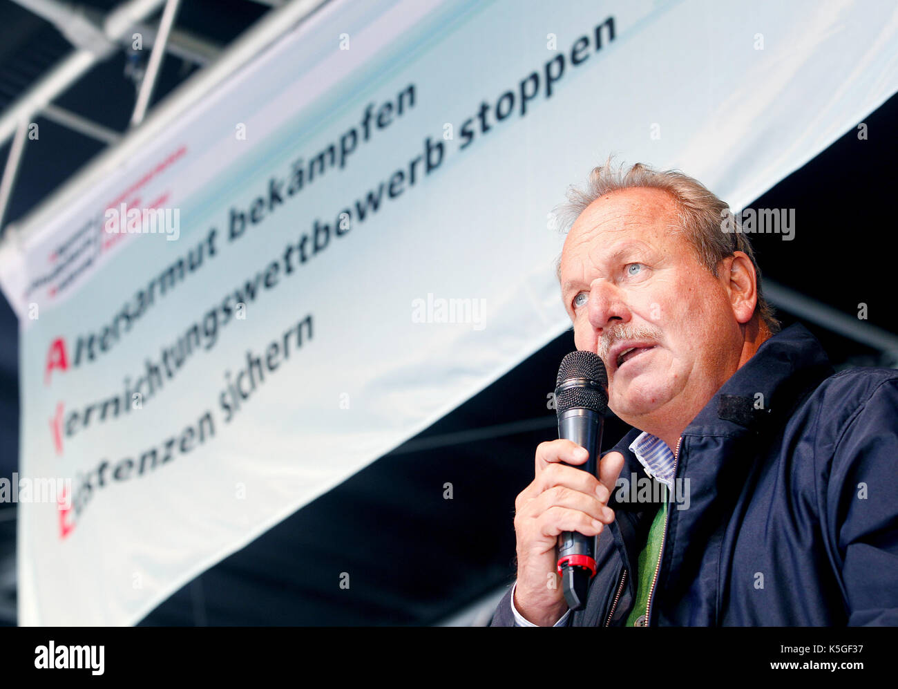 Duesseldorf, Germany. 9th Sep, 2017. Frank Bsirske, the head of the the German service sector trade union Verdi, speaks at a demonstration in favour of binding, union-negotiated contracts covering all workers in in individual businesses in Duesseldorf, Germany, 9 September 2017. Photo: Roland Weihrauch/dpa/Alamy Live News Stock Photo