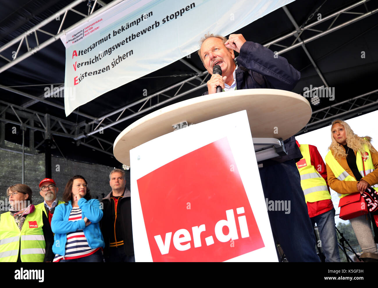 Duesseldorf, Germany. 9th Sep, 2017. Frank Bsirske, the head of the the German service sector trade union Verdi, speaks at a demonstration in favour of binding, union-negotiated contracts covering all workers in in individual businesses in Duesseldorf, Germany, 9 September 2017. Photo: Roland Weihrauch/dpa/Alamy Live News Stock Photo