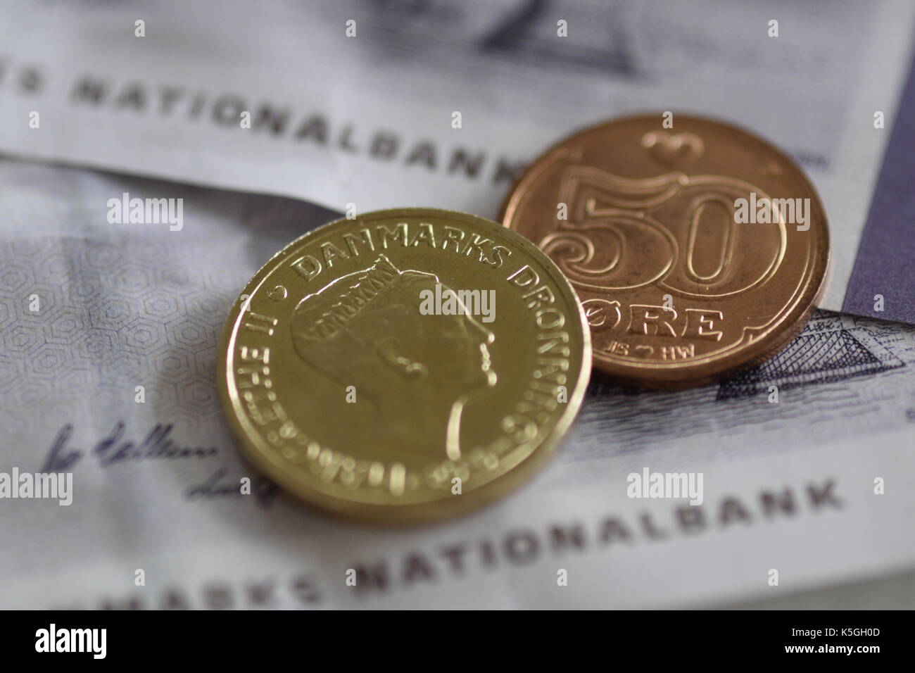 Henne Strand, Denmark. 26th Aug, 2017. Danish kroner on a table in Henne  Strand, Denmark, 26 August 2017. Denmark rejected joining the Eurozone in a  referendum in 2000. The krone is, however,