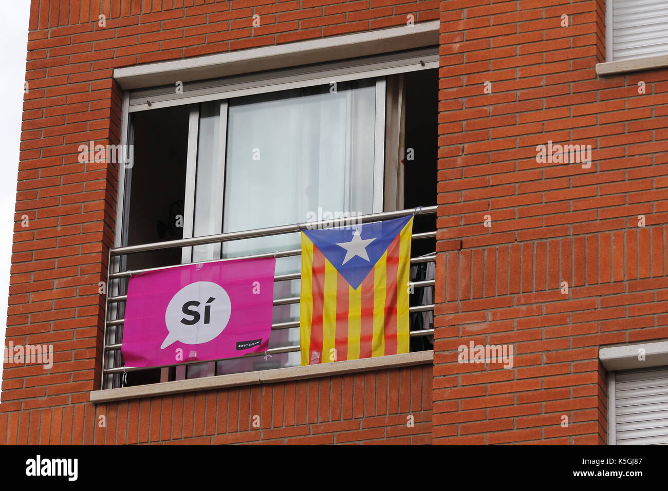 Flags claiming the right to vote in Catalonia, in the independence referendum from Spain Credit: jordi clave garsot/Alamy Live News Stock Photo