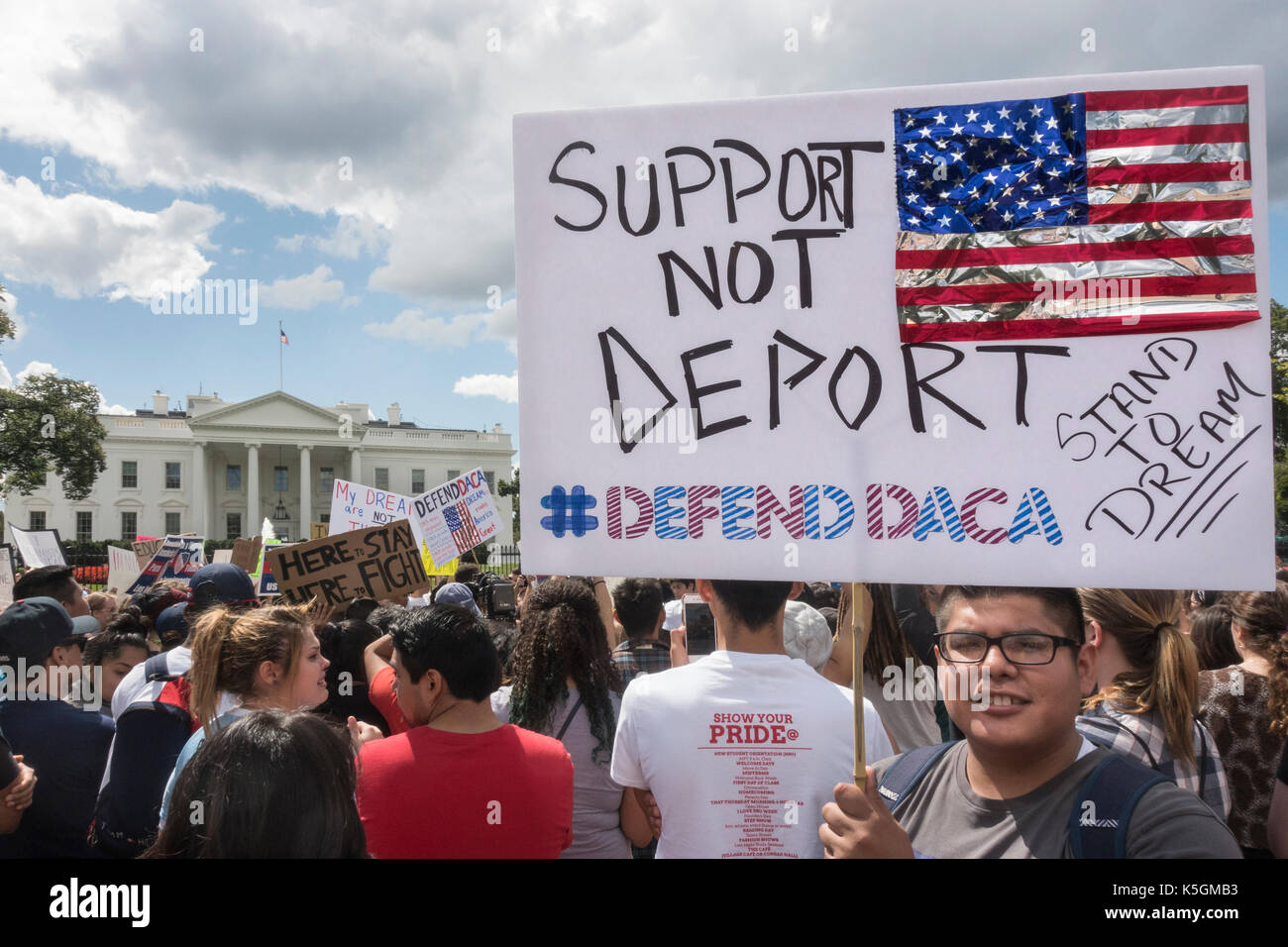 Washington, DC, USA. 9th September, 2017. Demonstrators in front of the White House protest President Donald Trump's decision to phase out DACA, the Deferred Action for Childhood Arrivals program, which has provided work permits for approximately 800,000 undocumented immigrants who were brought to the United States as young children. Bob Korn/Alamy Live News Stock Photo