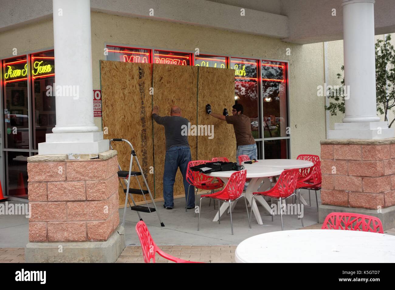 Boarding up windows hurricane hires stock photography and images Alamy