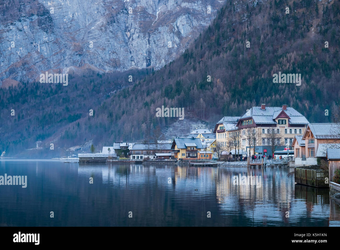 The view of lake in Winter of Hallstatt historical village, Austria ...