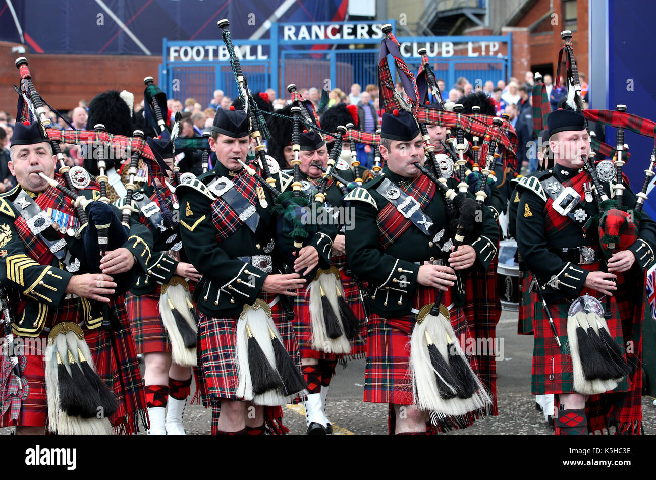 The massed pipes and drum of the Royal Regiment of Scotland (7 SCOTS) play outside the stadium before the Ladbrokes Scottish Premiership match at the Ibrox Stadium, Glasgow. PRESS ASSOCIATION Photo. Picture date: Saturday September 9, 2017. See PA story SOCCER Rangers. Photo credit should read: Jane Barlow/PA Wire. RESTRICTIONS: EDITORIAL USE ONLY Stock Photo