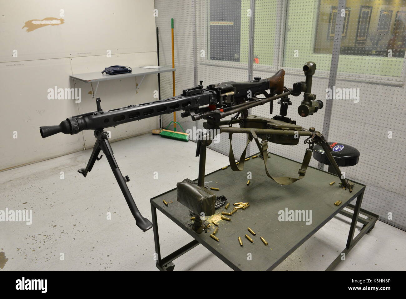 MG-42 Machine gun Stock Photo - Alamy