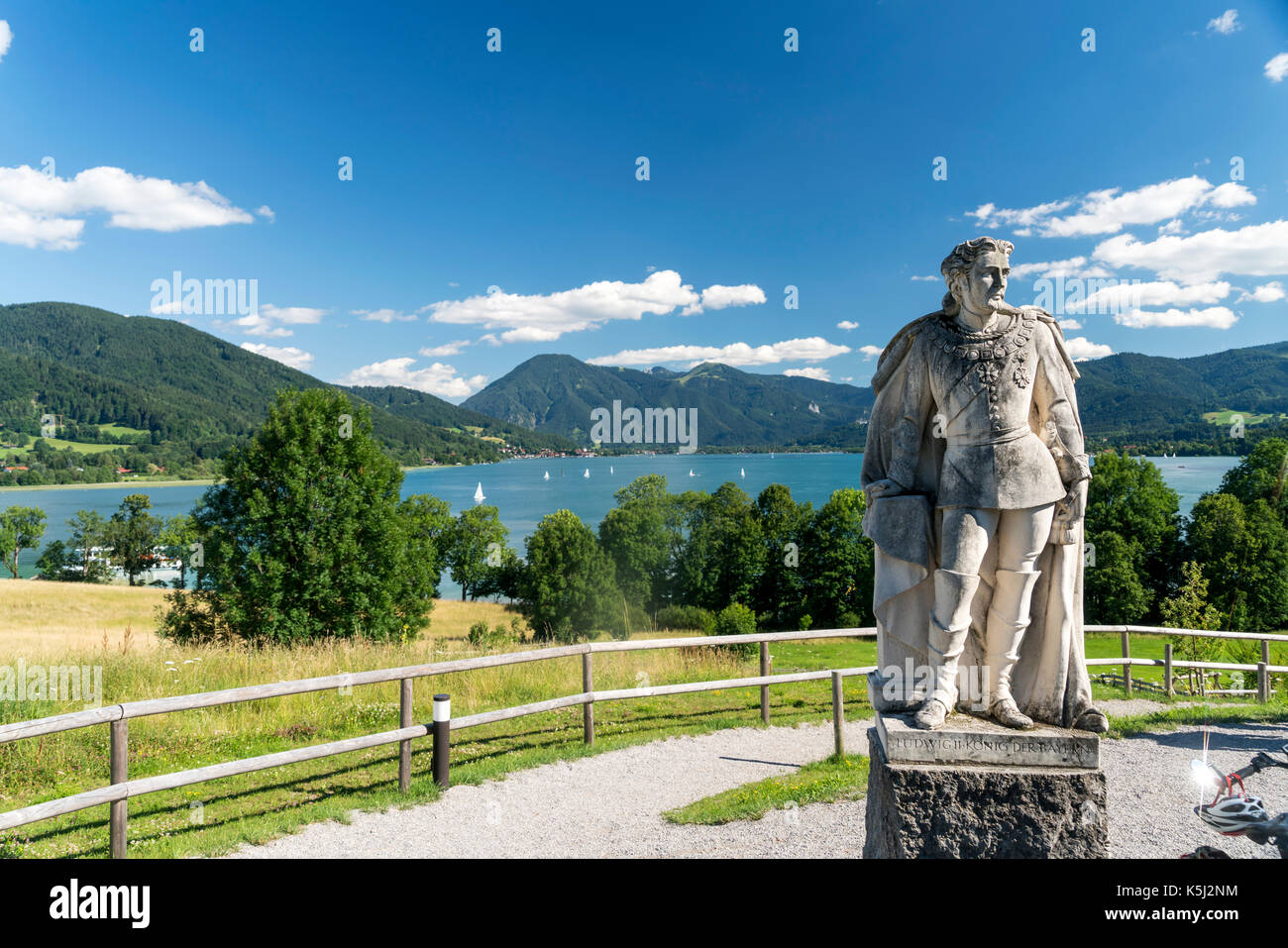 Statue von Koenig Ludwig II. am Tegernsee bei Gmund, Oberbayern, Bayern, Deutschland  |   Statue of  King  Ludwig II. and lake  Tegernsee near Gmund,  Stock Photo
