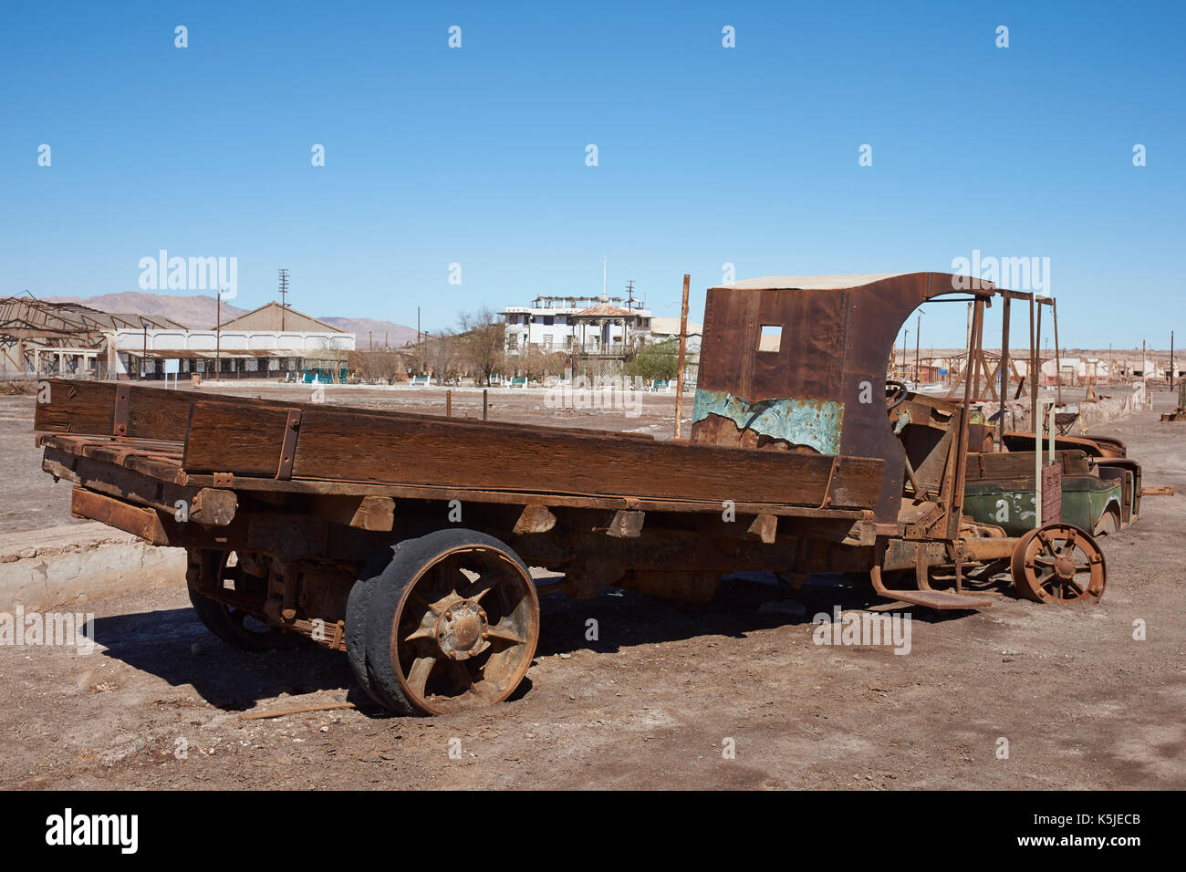 Abandoned vehicle in the derelict nitrate mining town of Chacabuco in the Atacama Desert of northern Chile Stock Photo