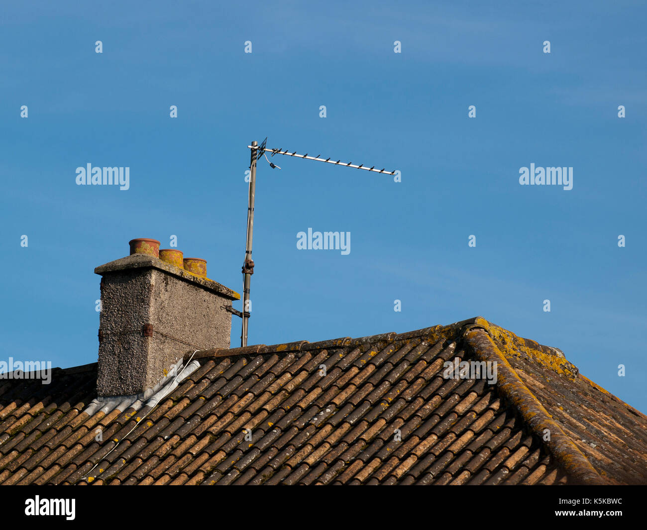 Tv aerial on rooftop hi-res stock photography and images - Alamy