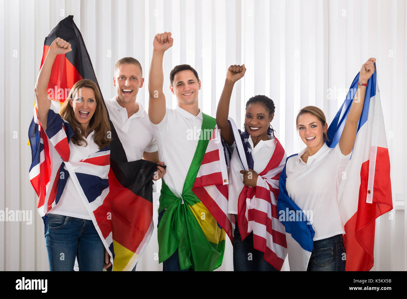 люди из разных стран с флагами. жители сша. люди из разных стран. Different nations. демография иллюстрации.
