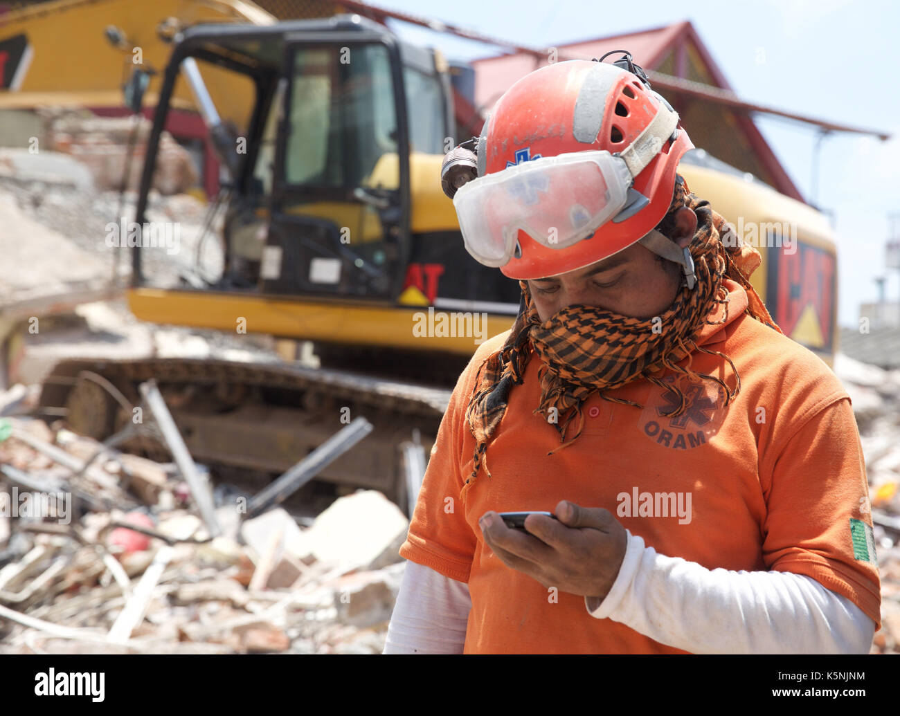 Juchitan, Mexico. 9th September, 2017. A rescue worker takes a rest at the rescue site after an earthquake hit in Juchitan, Oaxaca state, Mexico, Sept. 9, 2017. A powerful earthquake measuring 8.2 on the Richter scale struck off Mexico's southern coast late Thursday night, killing 90 people. Credit: Xinhua/Alamy Live News Stock Photo