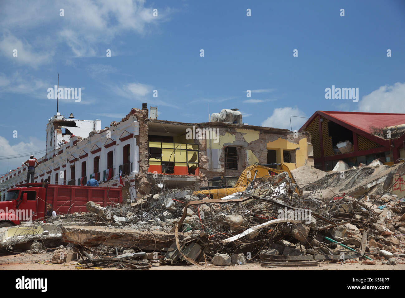 Juchitan, Mexico. 9th September, 2017. A building collapse site is seen after an earthquake hit in Juchitan, Oaxaca state, Mexico, Sept. 9, 2017. A powerful earthquake measuring 8.2 on the Richter scale struck off Mexico's southern coast late Thursday night, killing 90 people. Credit: Xinhua/Alamy Live News Stock Photo