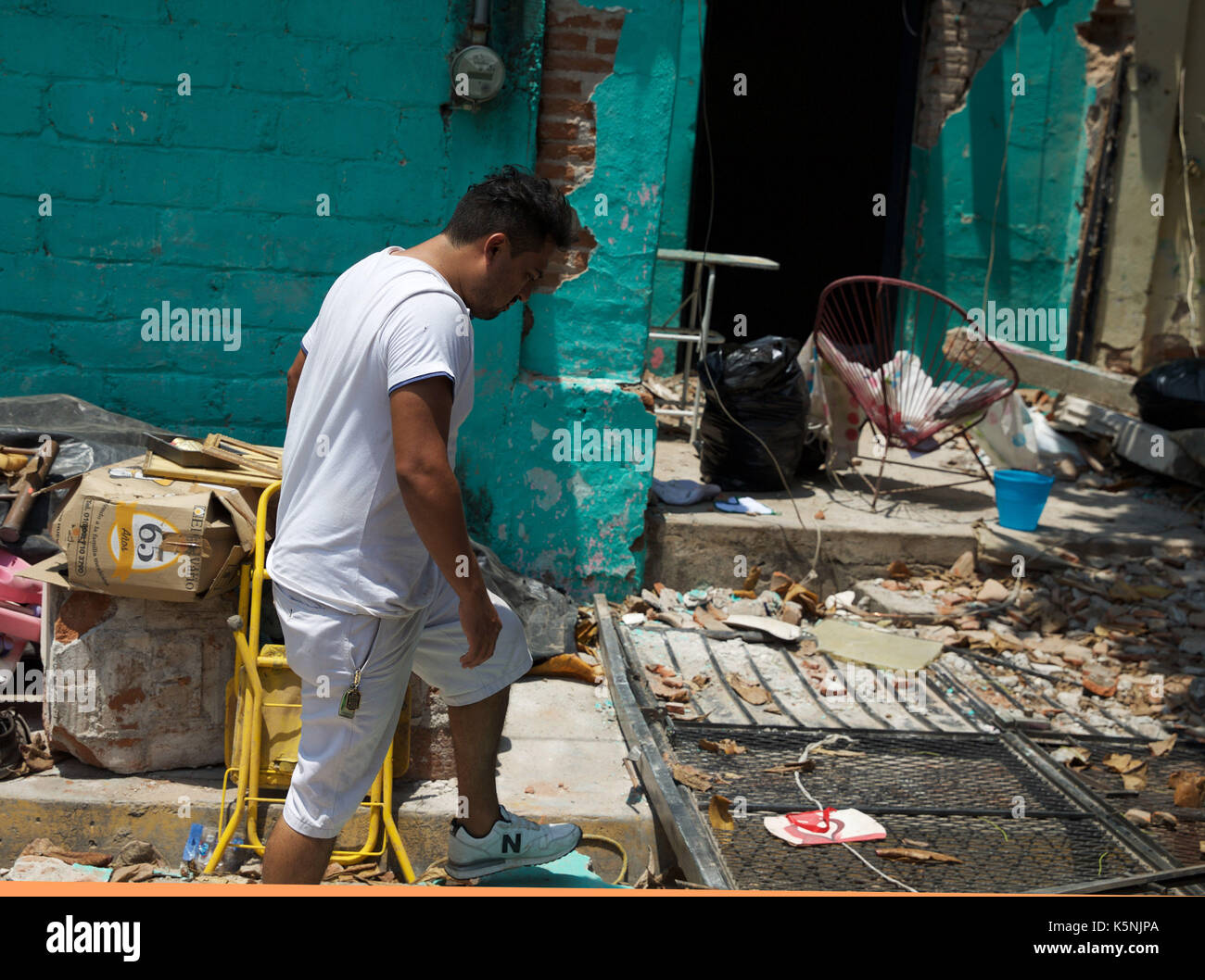 Juchitan, Mexico. 9th September, 2017. A local resident walks past a damaged house after an earthquake hit in Juchitan, Oaxaca state, Mexico, Sept. 9, 2017. A powerful earthquake measuring 8.2 on the Richter scale struck off Mexico's southern coast late Thursday night, killing 90 people. Credit: Xinhua/Alamy Live News Stock Photo