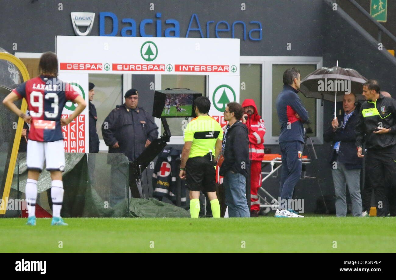 Udine, Friuli Venezia Giulia. 10th Sep, 2017. ITALY, Udine: Referee Fabio Maresca looks VAR technology (Video assistant referee) during the Serie A football match between Udinese Calcio v Genoa FC at Dacia Arena Stadium on 10th September, 2017. Credit: Andrea Spinelli/Alamy Live News Stock Photo