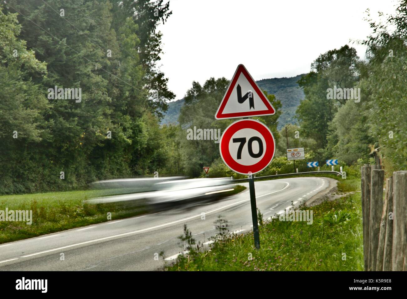 Speed limitation for cars, trucks, motor vehicles, car traffic, with a