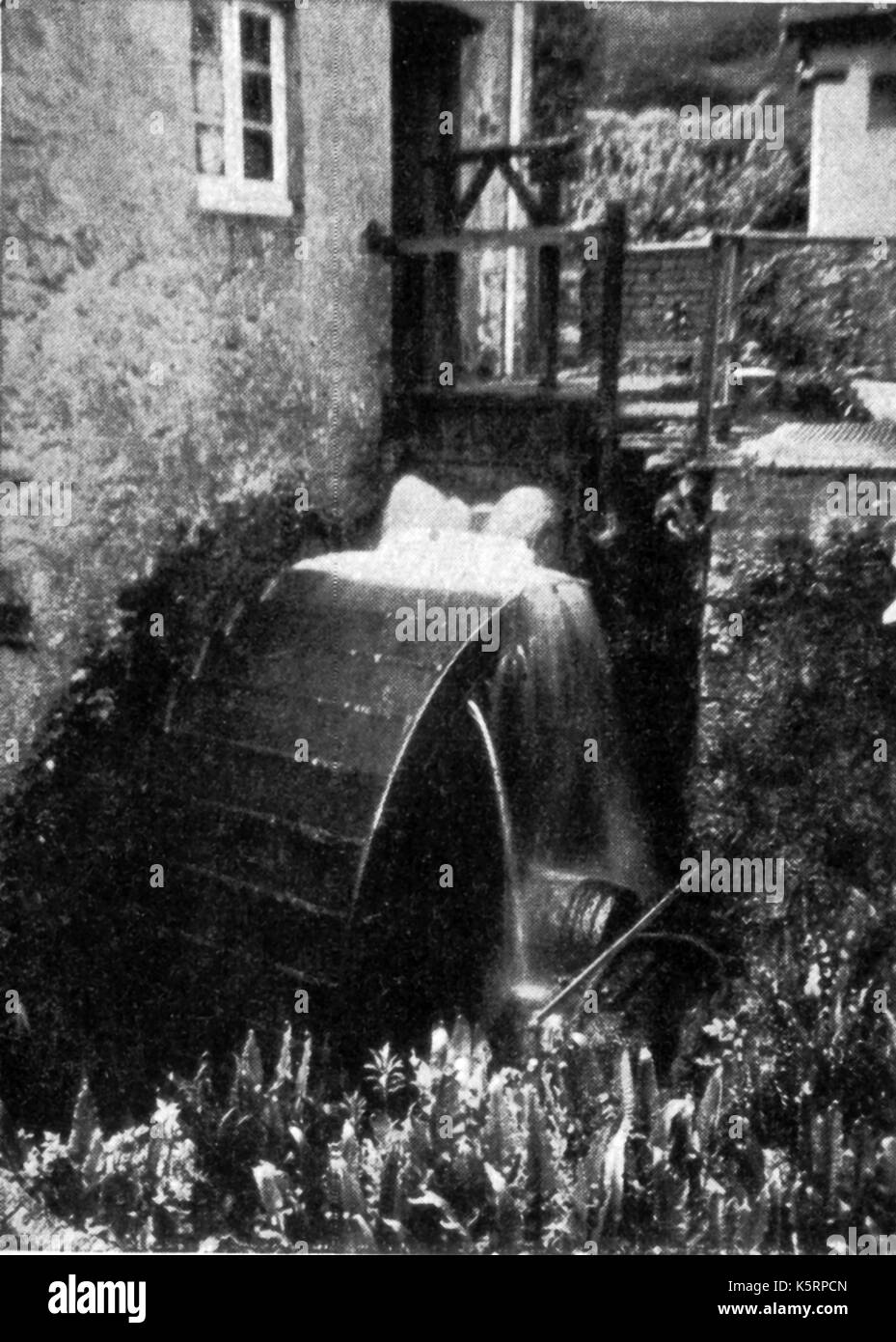 An overshot water mill wheel -  Kingskerwell, Devon, UK - (Believed to be Whitpot Mill), Ceased production circa 1919 Stock Photo