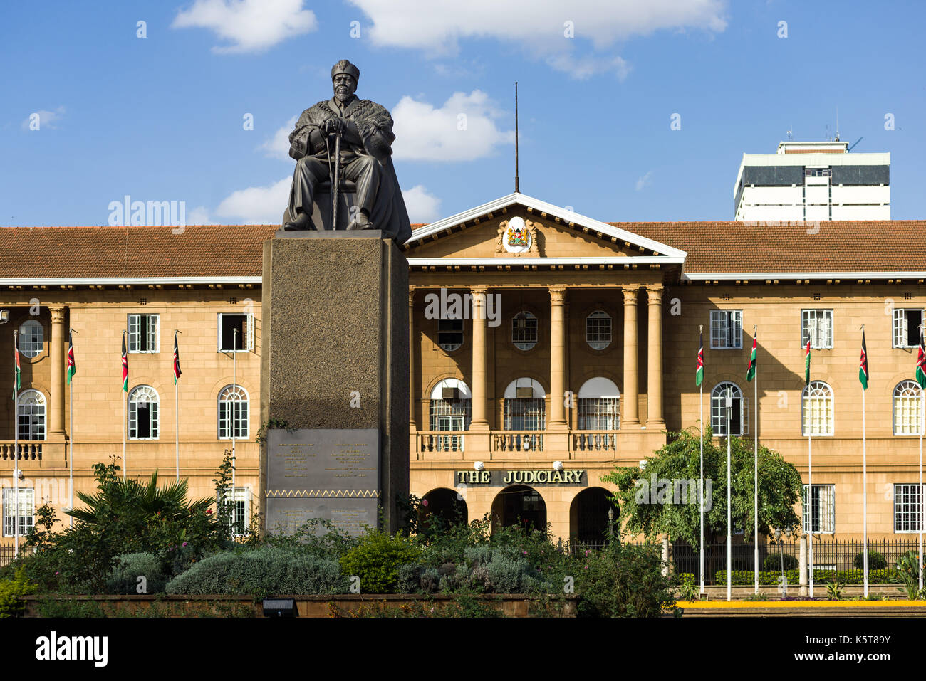 Jomo Kenyatta statue with Supreme Court in background, Nairobi, Kenya Stock Photo