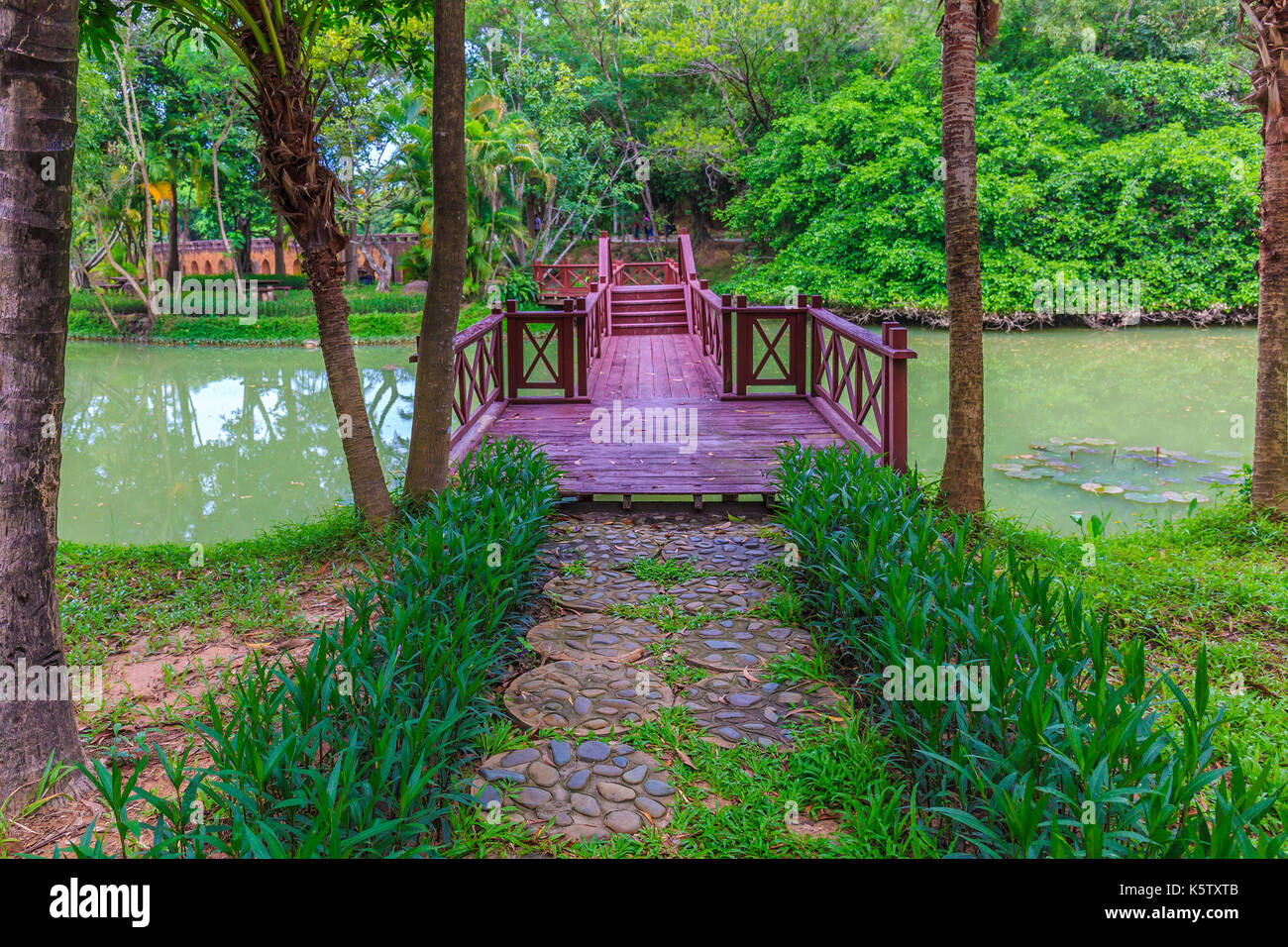 Wooden bridge garden hi-res stock photography and images - Alamy