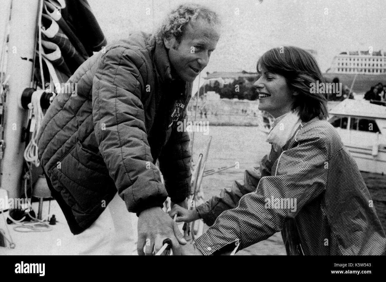 AJAXNETPHOTO. 28TH JUNE, 1981. PLYMOUTH, ENGLAND. - ROUND THE WORLD SAILOR - PAUL ROGERS (LEFT), SKIPPER OF THE YACHT SPIRIT OF PENTAX WITH GIRLFRIEND SARA DUROSE BEFORE DEPARTING ON HIS RECORD ATTEMPT.  PHOTO:JONATHAN EASTLAND/AJAX REF:ROGERS 812806 Stock Photo