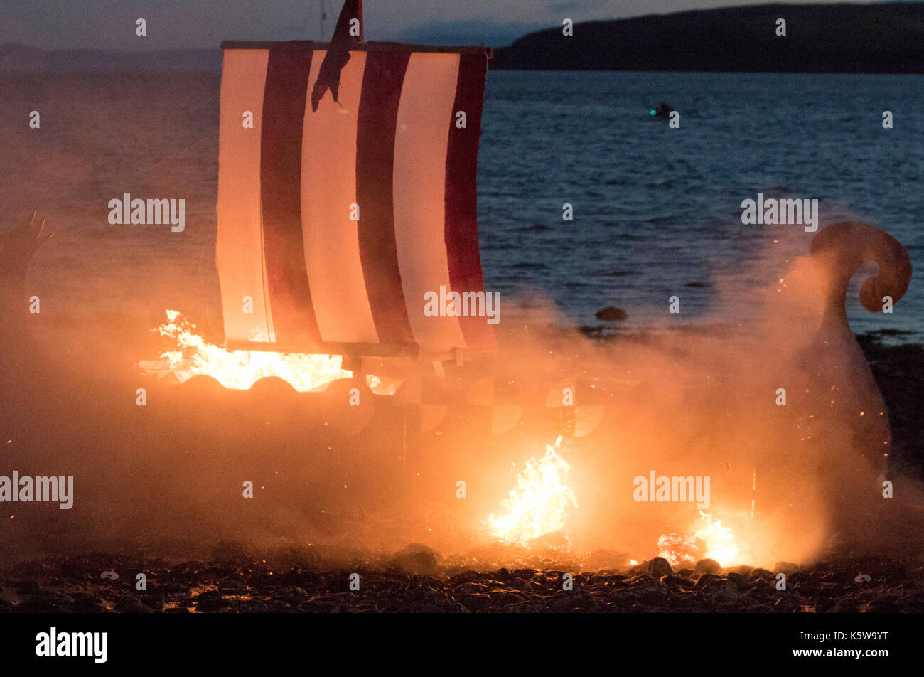 Burning a Viking longboat or longship in Largs, Scotland, UK.  September, 201. The Battle of Largs (2 October 1263) The Re-enactment commemorative event by the Swords of Dalriada a 13th Century living history group.  It was an indecisive engagement between the kingdoms of Norway and Scotland, on the Firth of Clyde near Largs, Scotland. The conflict formed part of the Norwegian expedition against Scotland in 1263, in which Haakon Haakonarson, King of Norway attempted to reassert Norwegian sovereignty over the western seaboard of Scotland. Stock Photo