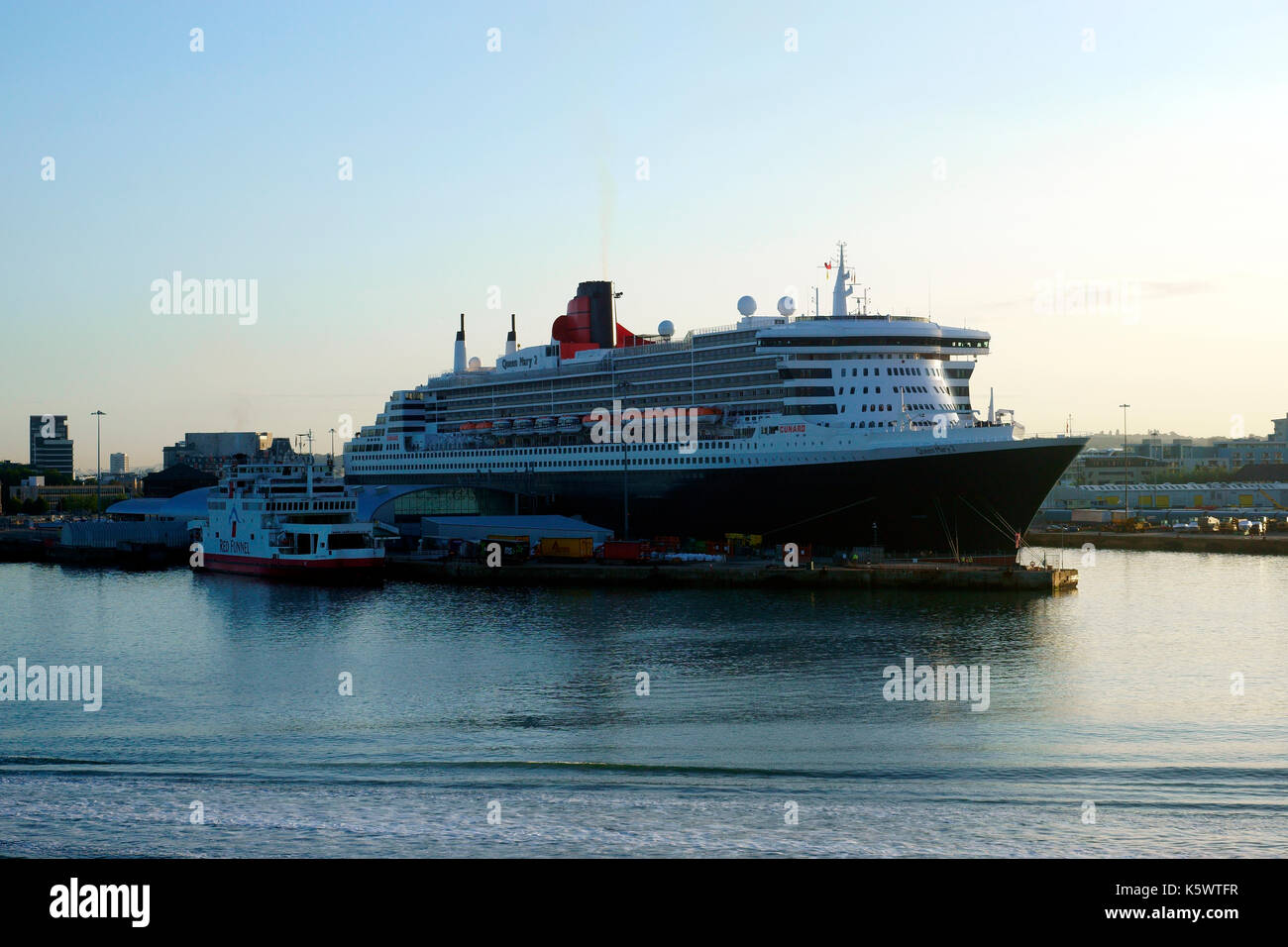 QUEEN MARY 2,  SOUTHAMPTON DOCKS Stock Photo