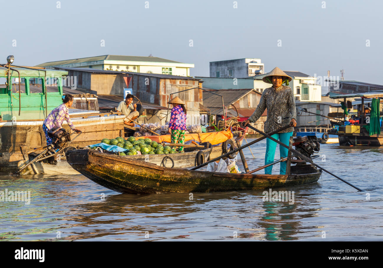 CAN THO, VIETNAM - 3/24/2016: Merchants and re-sellers at Cai Rang Floating Market on the Mekong river. Stock Photo