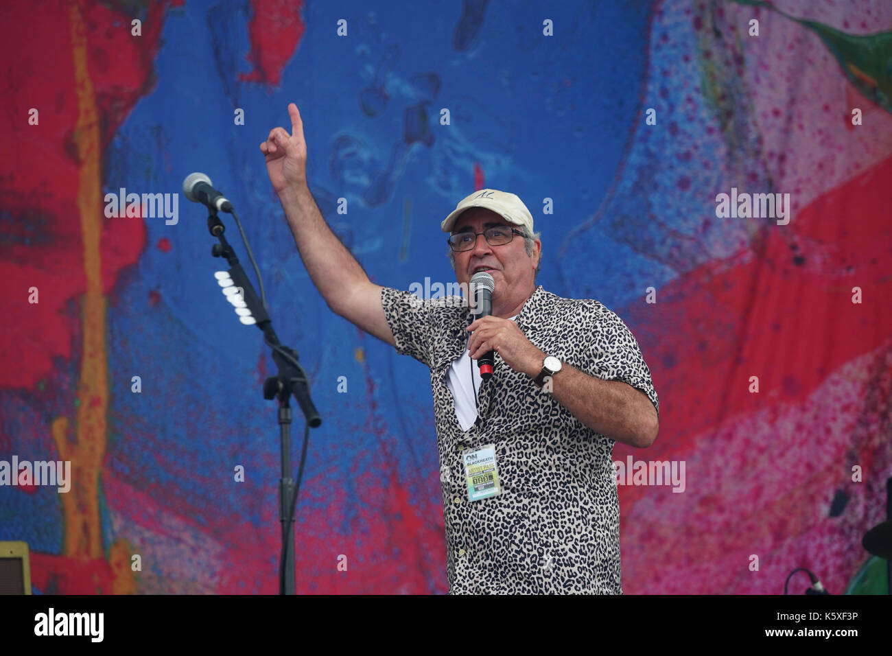 London, UK. 10th September, 2017. Danny Baker introducing Jake Bugg on the Main Stage at the 2017 OnBlackheath Festival in Blackheath, London. Photo date: Sunday, September 10, 2017. Photo credit should read: Roger Garfield/Alamy Live News Stock Photo