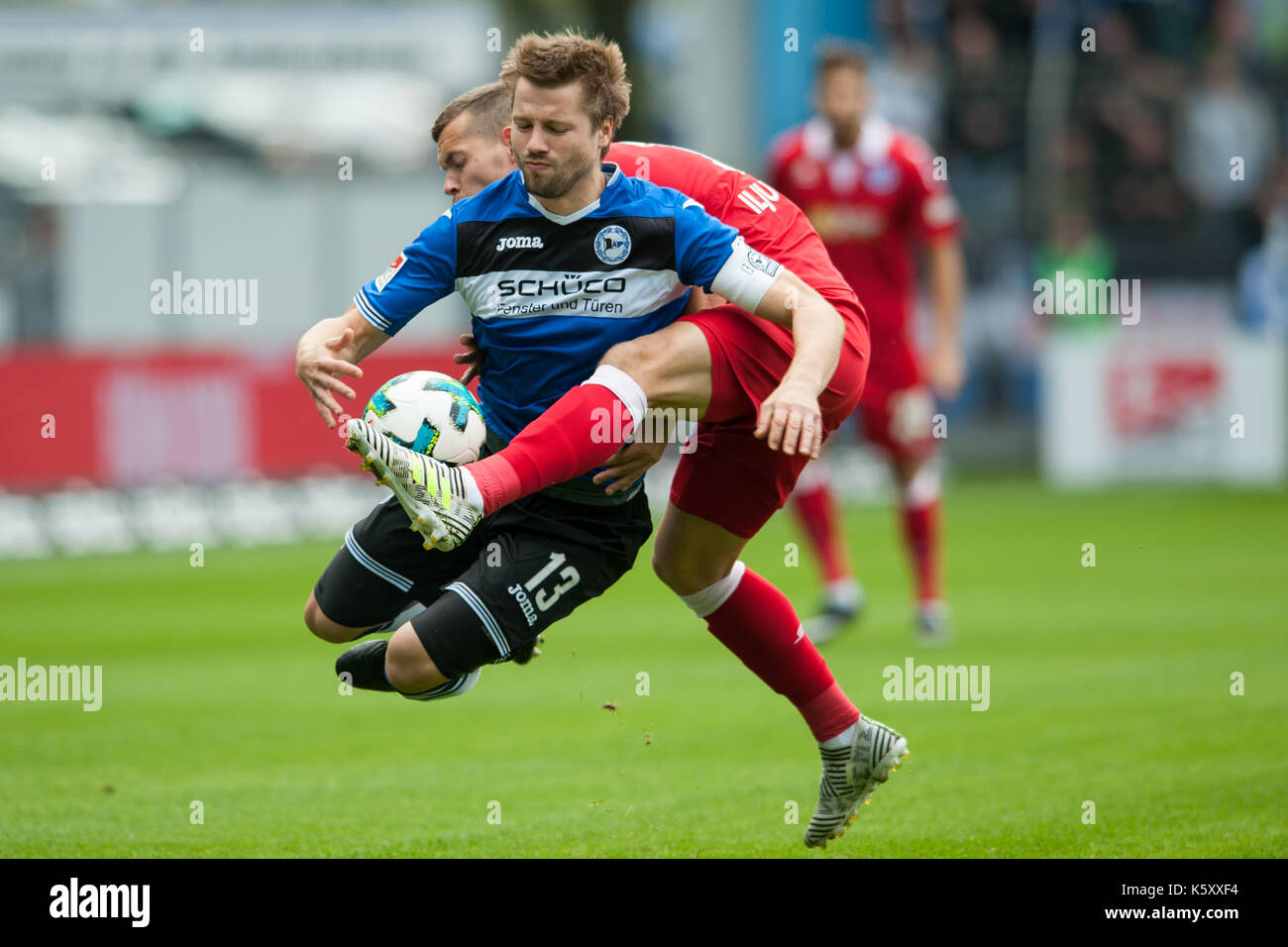 Julian BOERNER (li., Borner, BI) gegen Stanislav ILJUTCENKO (DU), Aktion,  Zweikampf, Fussball 2. Bundesliga, 5. Spieltag, Arminia Bielefeld (BI) -  MSV Duisburg (DU), am 09.09.2017 in Bielefeld/ Deutschland. | Verwendung  weltweit Stock Photo - Alamy