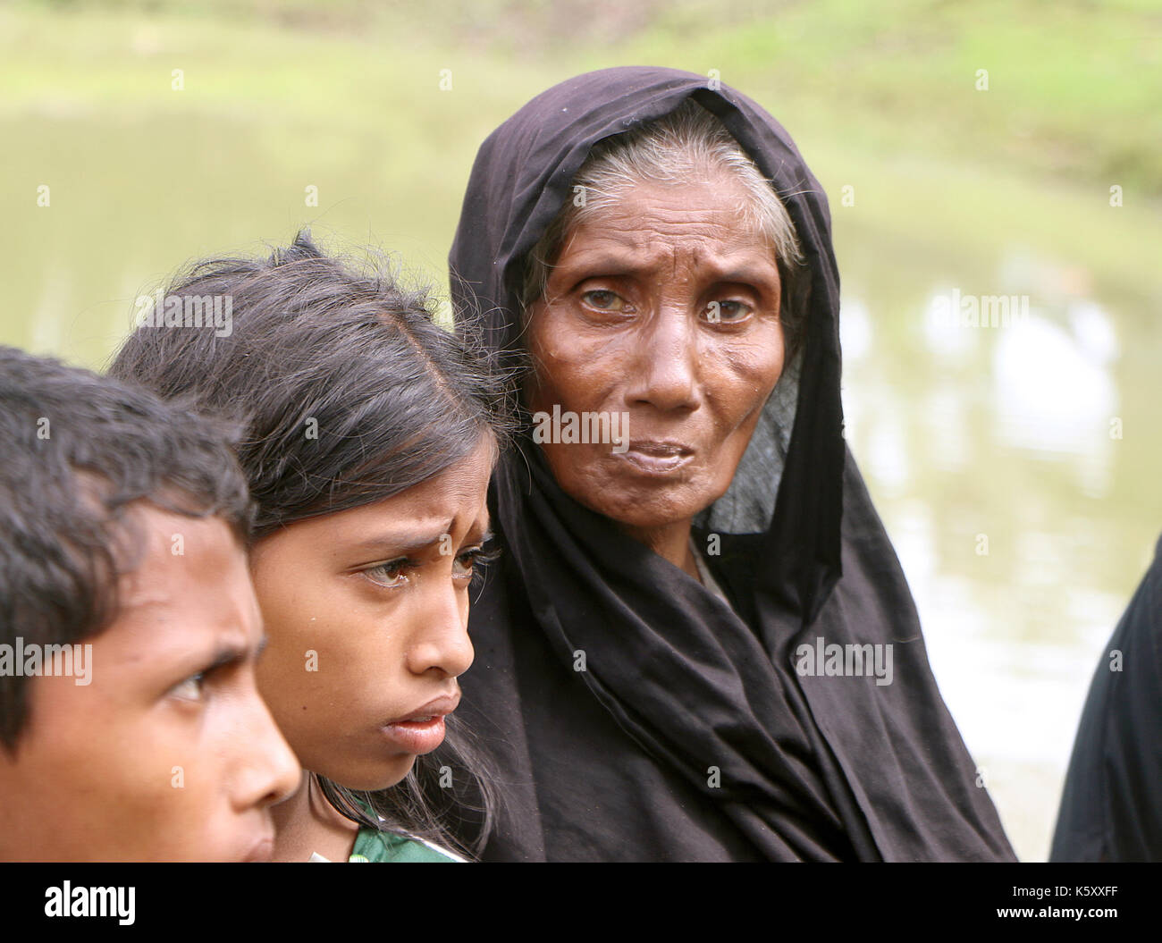 Kutupalong, Bangladesh. 8th Sep, 2017. This elderly woman (M) was looking tired of walking and searching for food as she travelled from Myanmar·s Rakhine state to escape unrest in her home, seeking refuge in Kutupalong, Bangladesh, 8 September 2017. Tens of thousands of people flood into Bangladesh after violence broke out in Myanmar·s Rakhine State. Photo: Nazrul Islam/dpa/Alamy Live News Stock Photo