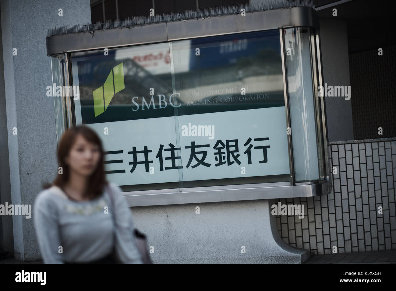 September 8, 2017: Pedestrian walks past a Sumitomo Mitsui Banking Corp (SMBC) Trust Bank branch in Tokyo, Japan, 8 September 2017. Credit: Nicolas Datiche/AFLO/Alamy Live News Stock Photo