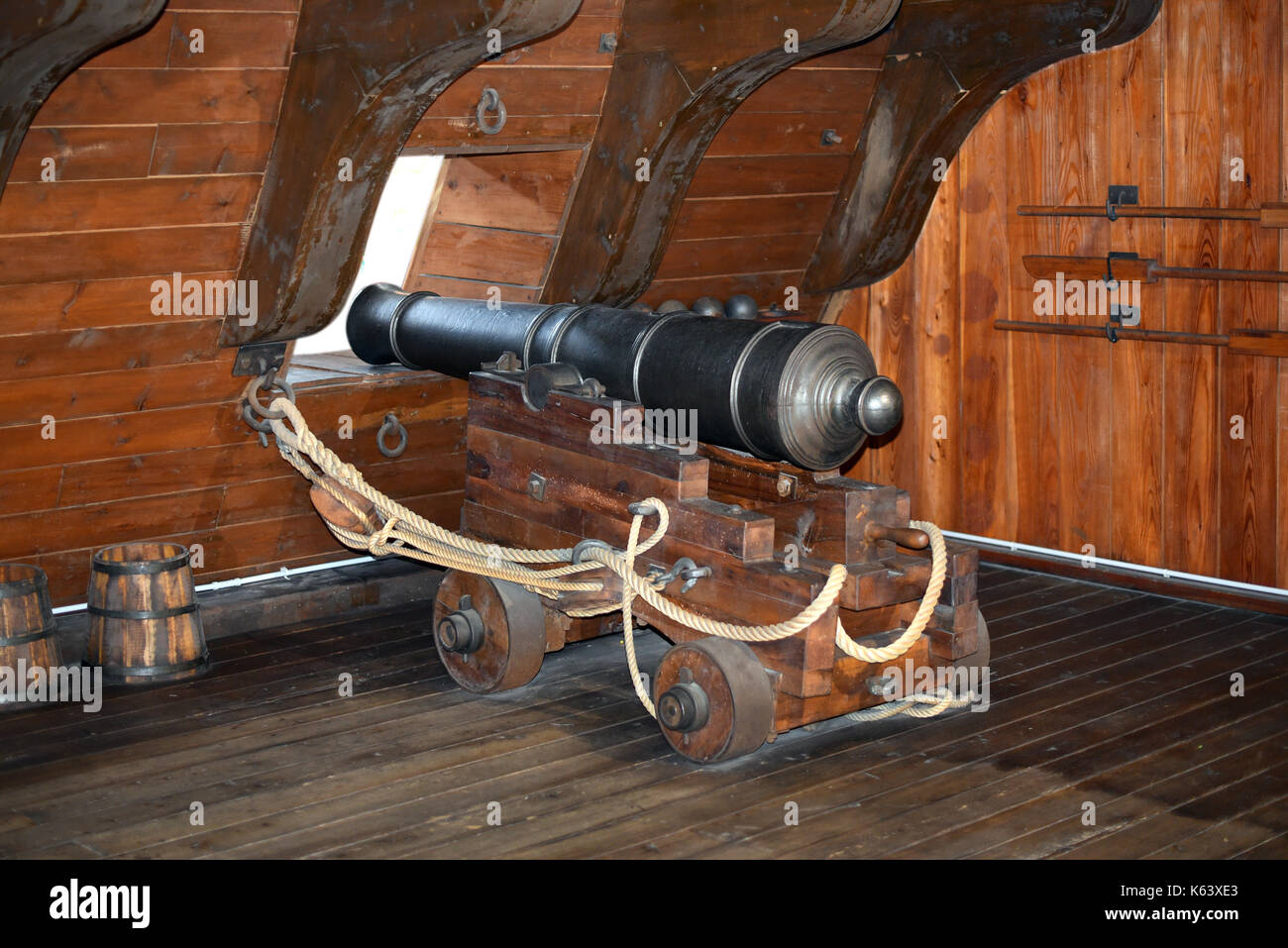 Ships canon hi-res stock photography and images - Alamy