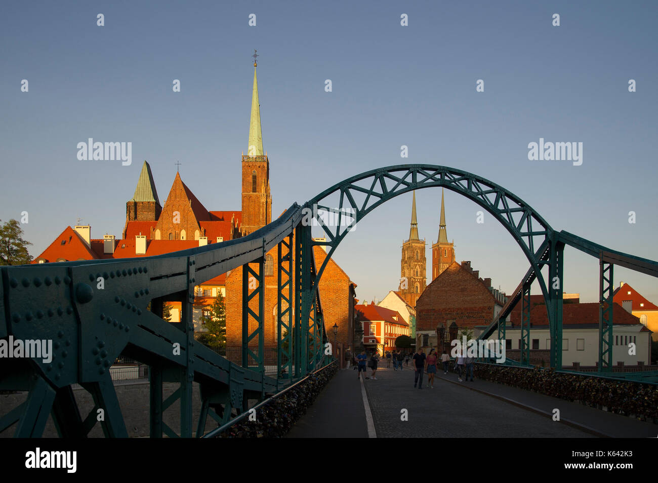 Most Tumski (Tumski Bridge), Gothic kosciol Sw. Piotra i Sw. Pawla (St. Peter and St. Paul Church), Gothic kolegiata Krzyza Swietego i Sw Bartlomieja  Stock Photo