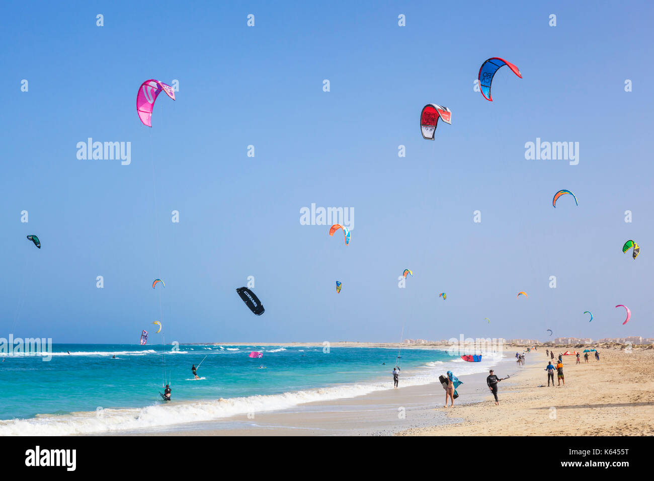 CAPE VERDE SAL Kite surfers and Kite surfing on Kite beach, Praia da Fragata, Costa da Fragata, Santa Maria, Sal, Cape Verde, Africa Stock Photo