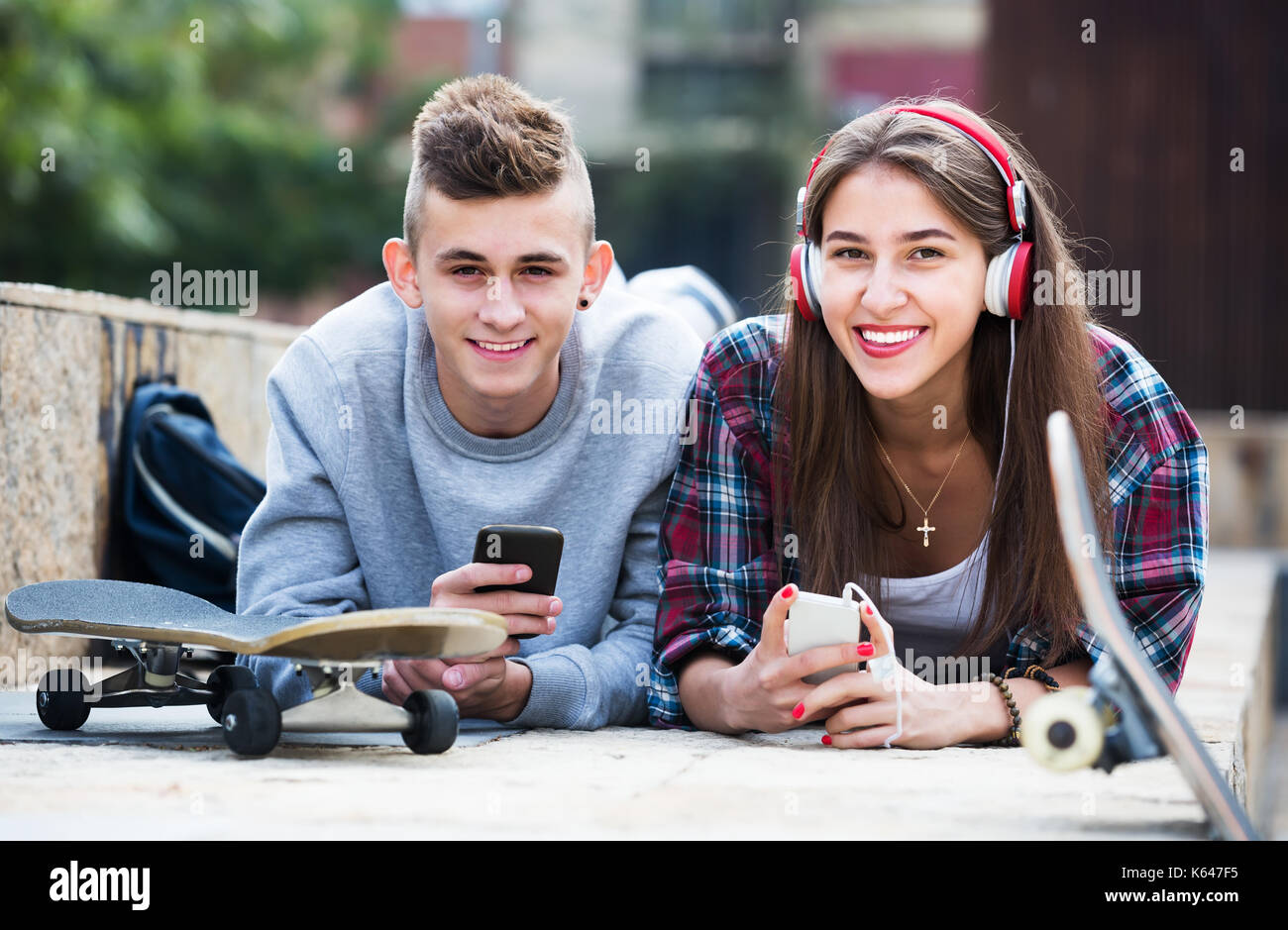Teens video game boy girl hi-res stock photography and images - Alamy