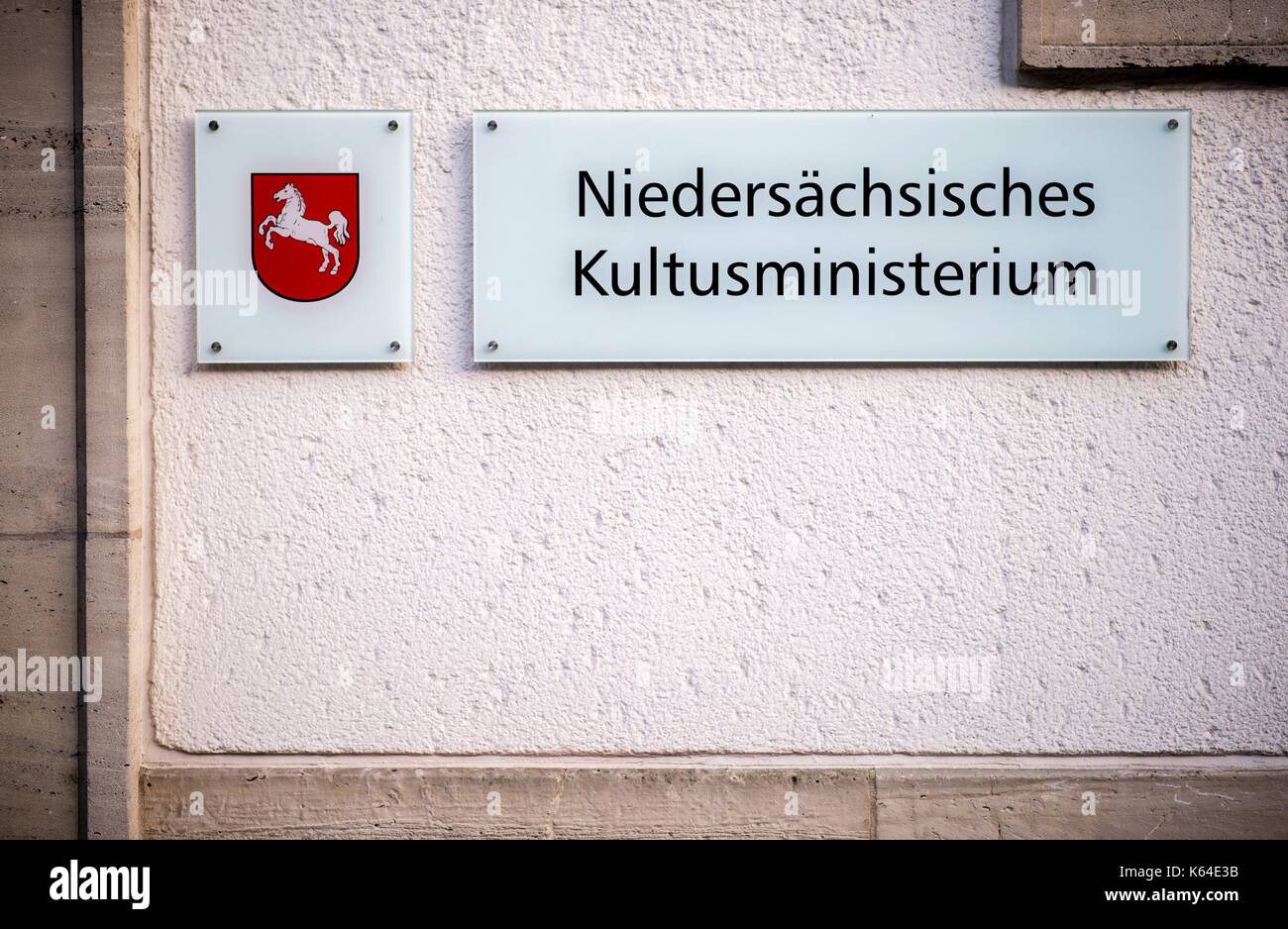 Hannover, Germany. 27th Aug, 2017. A sign with the inscription 'Niedersächsisches Kultusministerium' at the ministry of culture of Lower Saxony in Hanover (Germany), 27 August 2017. | usage worldwide Credit: dpa/Alamy Live News Stock Photo
