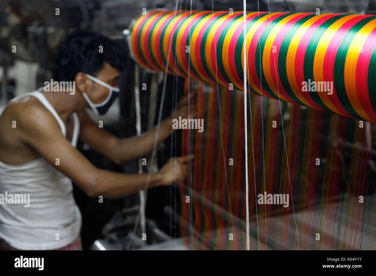 Artisan weaving Jamdani saree on the traditional handloom at Rupganj ...