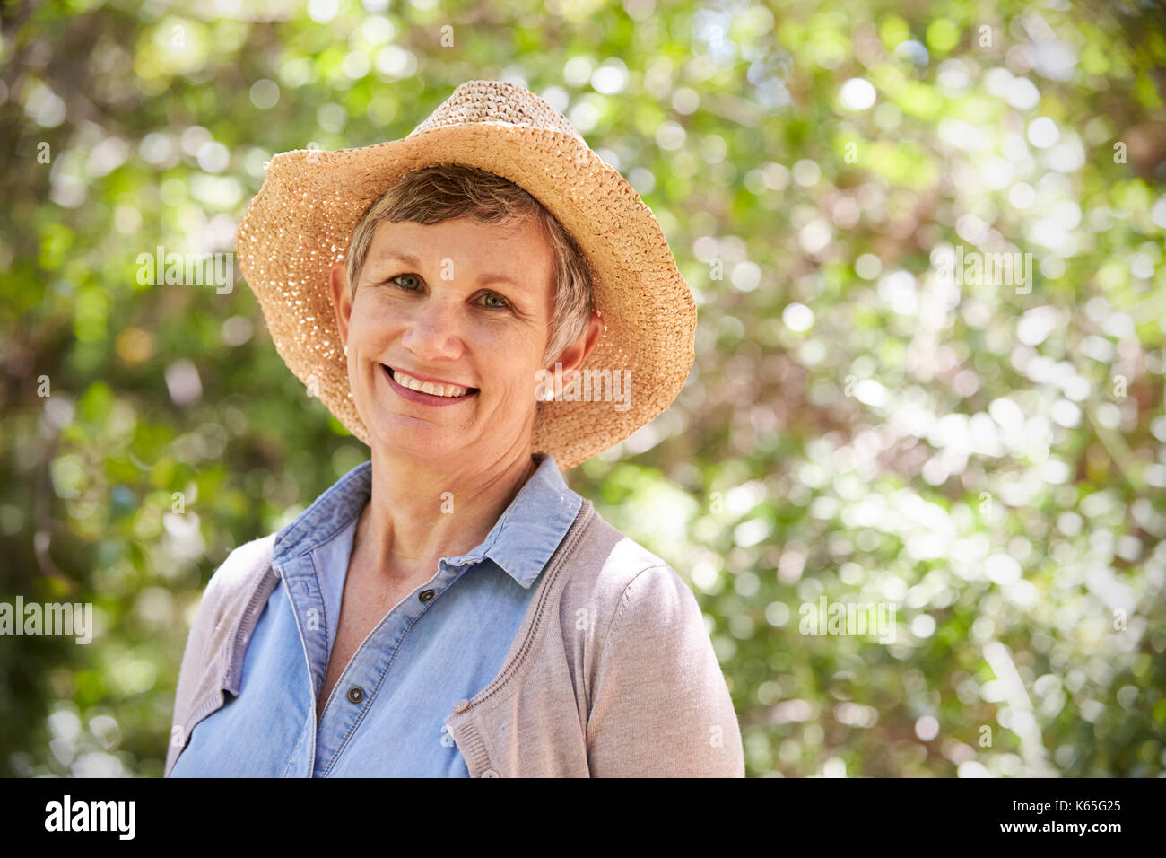 Beautiful mature women wearing hi-res stock photography and images - Alamy