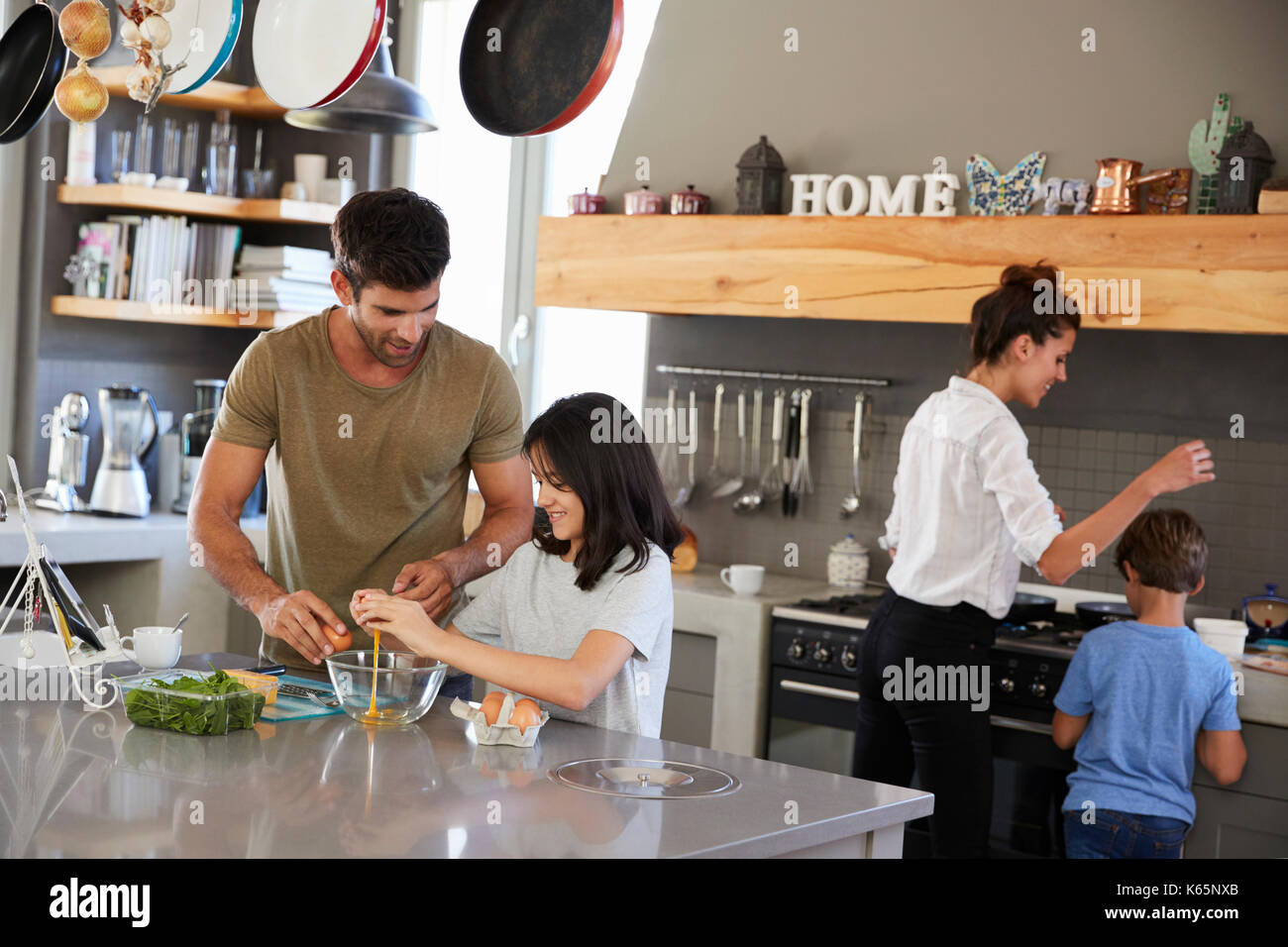 Cooking morning. Что люди делают на кухне. Family in the Kitchen. London Breakfast in Modern Family. Kitchen in the Family circle.