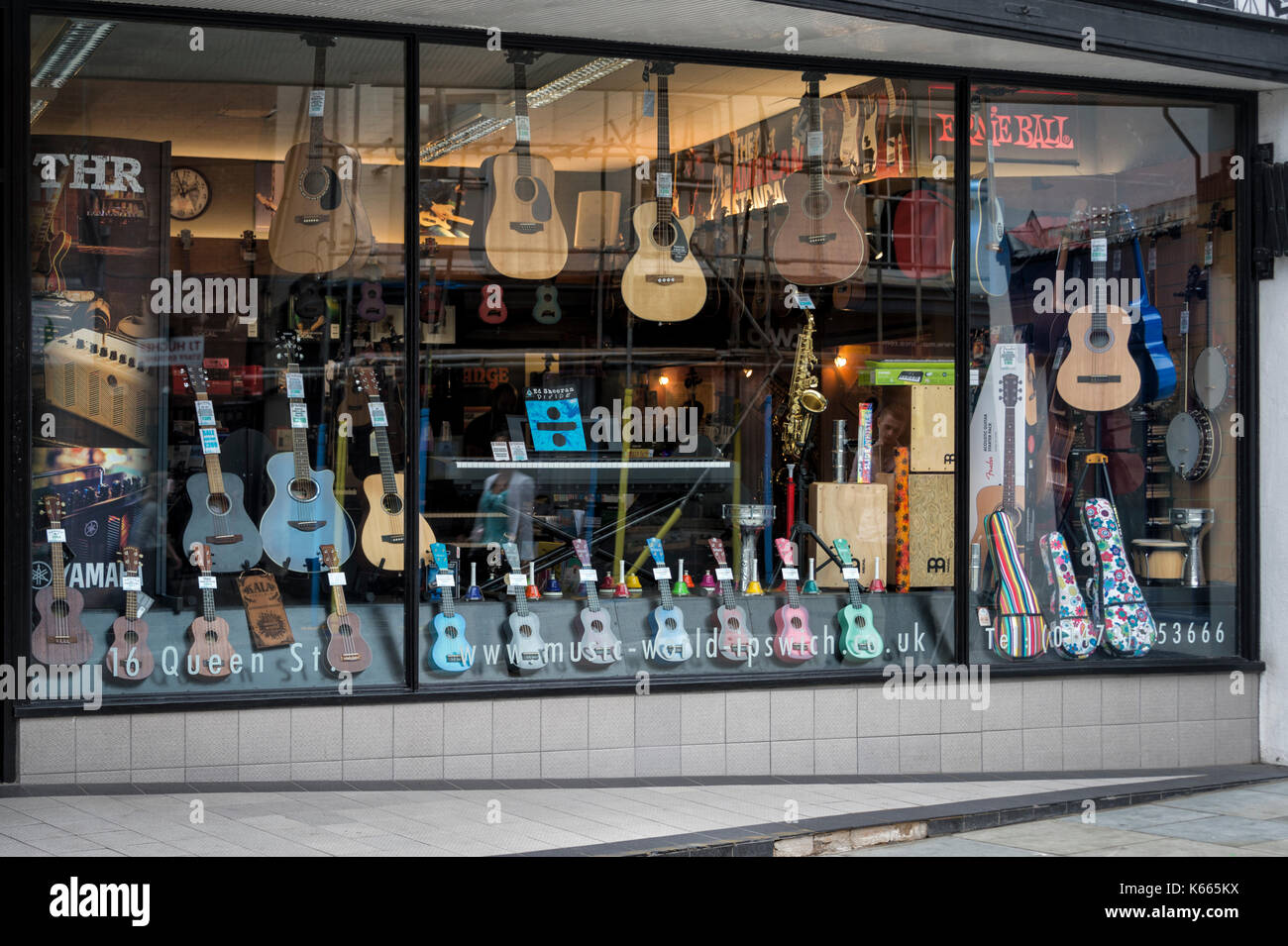 Guitar music shop window hi-res stock photography and images - Alamy