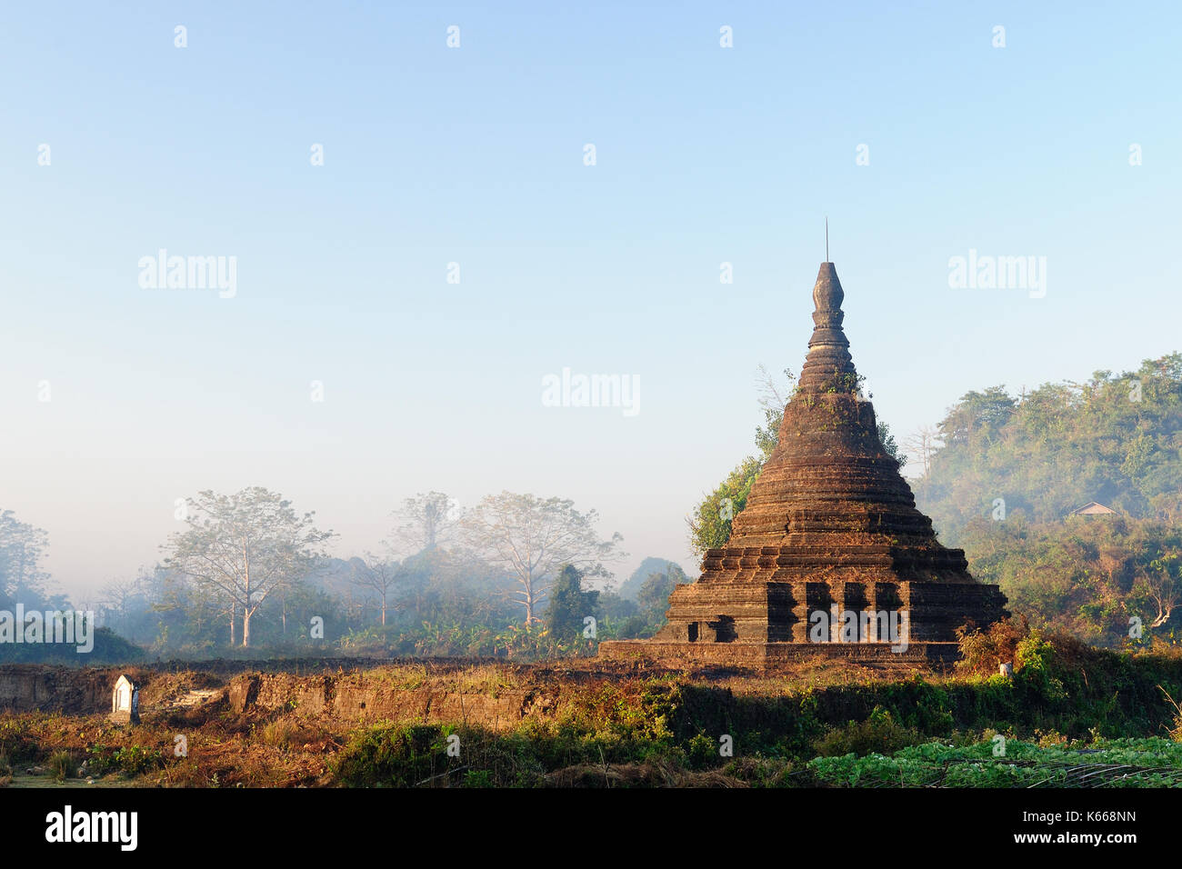 Mrauk U (small Bagan) the ancient Rakhaing capital. Htuparyon Paya temple in Mrauk U. Myanmar (Burma) Stock Photo