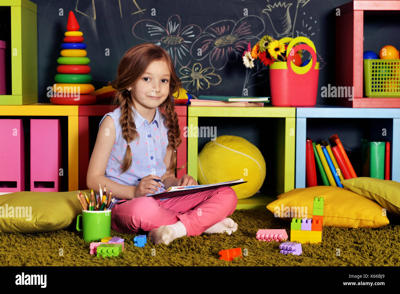 little girl drawing with pencils Stock Photo - Alamy