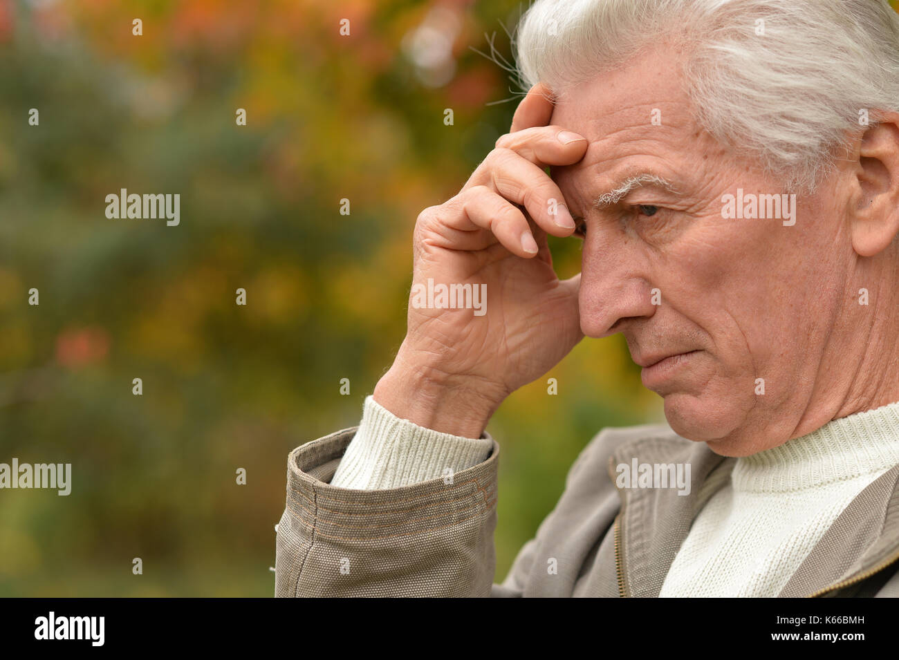 Elderly man in park Stock Photo - Alamy