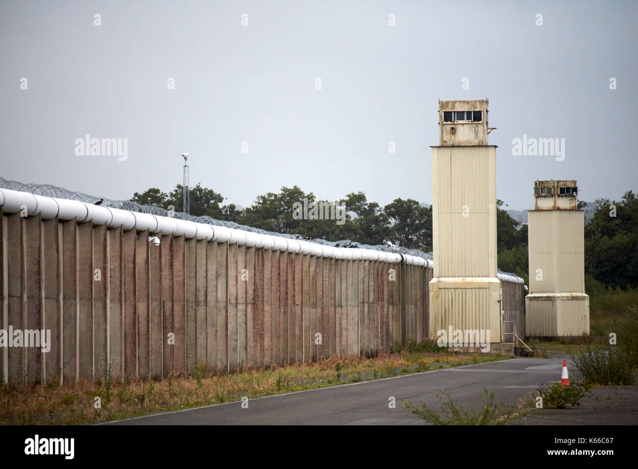 razor topped walls and watchtowers of the former maze prison long kesh site northern ireland Stock Photo