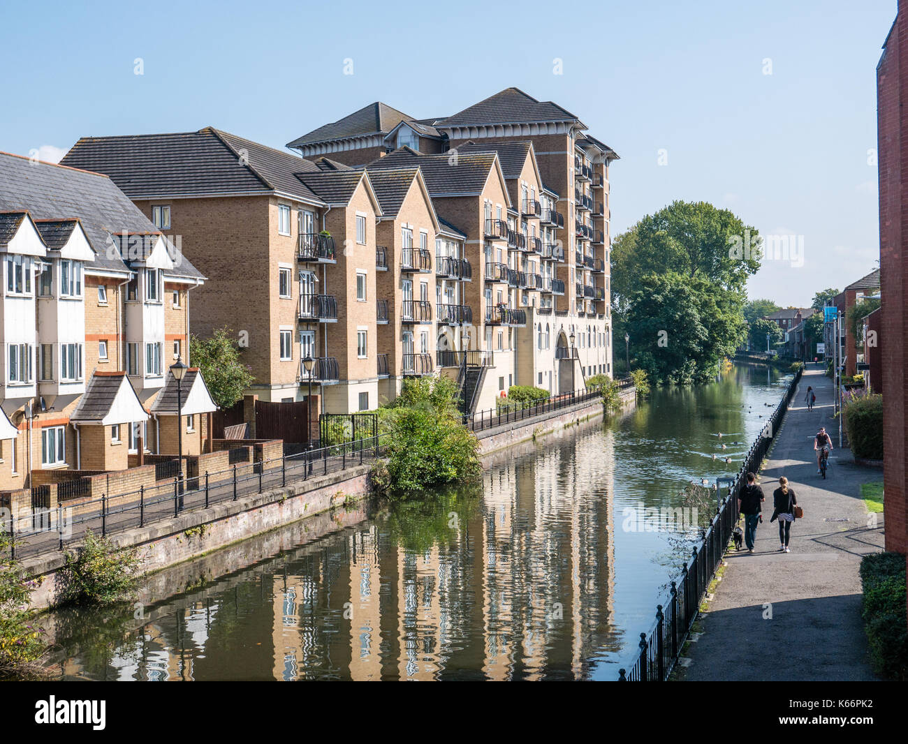 Riverside Housing, River Kennet, Reading, Berkshire, England, UK, GB. Stock Photo