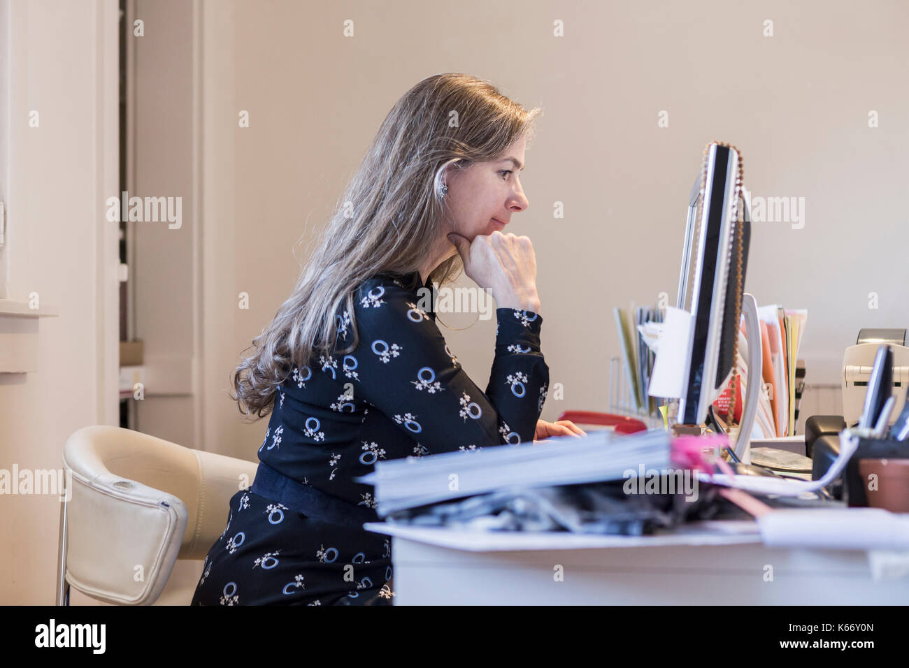 Older Caucasian businesswoman using a computer Stock Photo