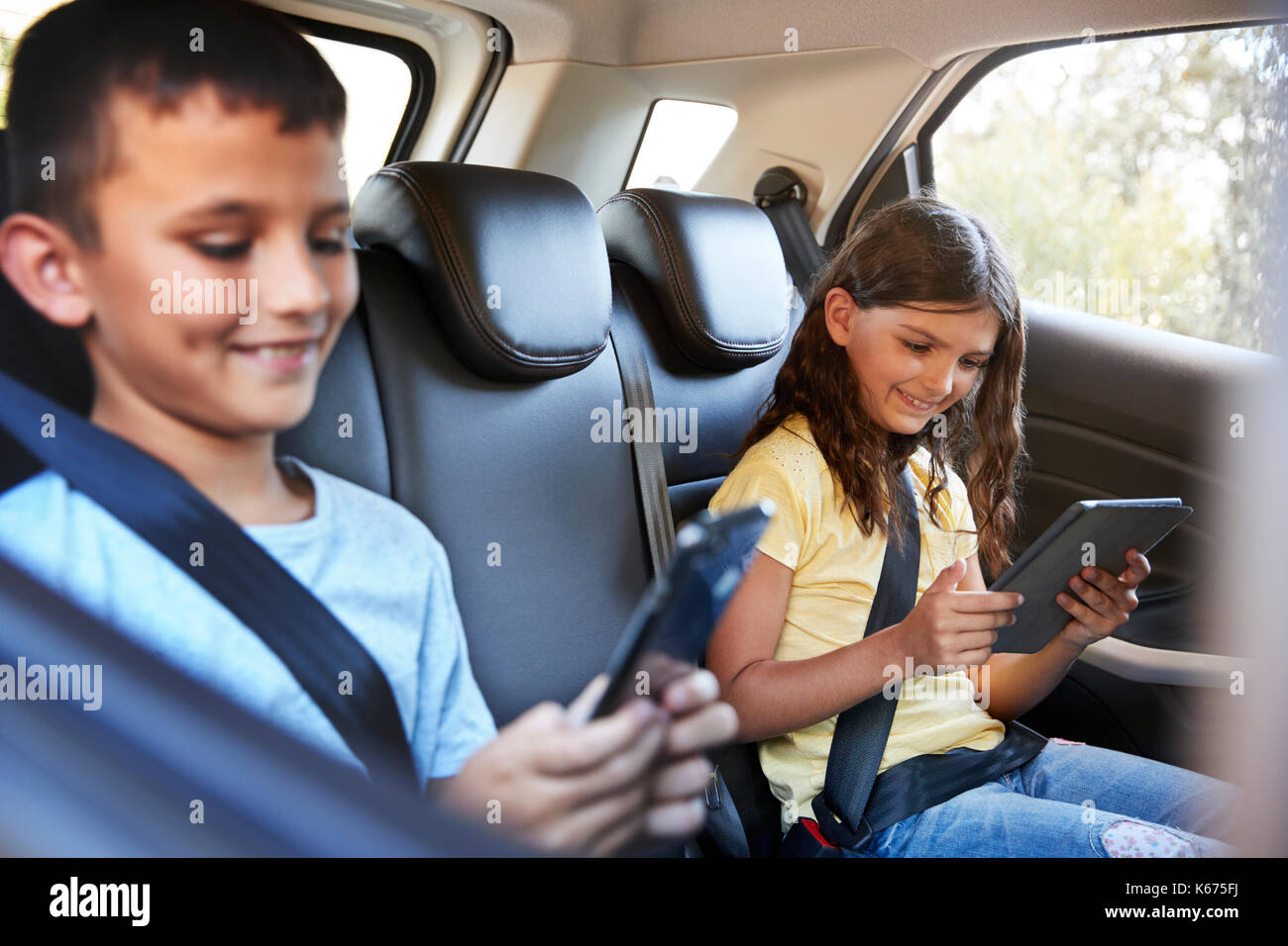 мама с ребенком в аэропорту. люди спускаются по трапу с корабля. поезда для детей. дети путешествуют. поездках мамы 2.