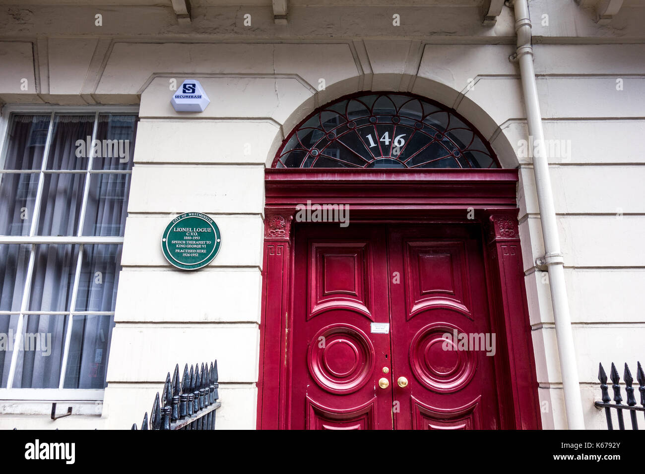 Green plaque outside 146 Harley Street  commemorating Lionel Logue, the Australian speech and language therapist, who treated King George V1. Stock Photo