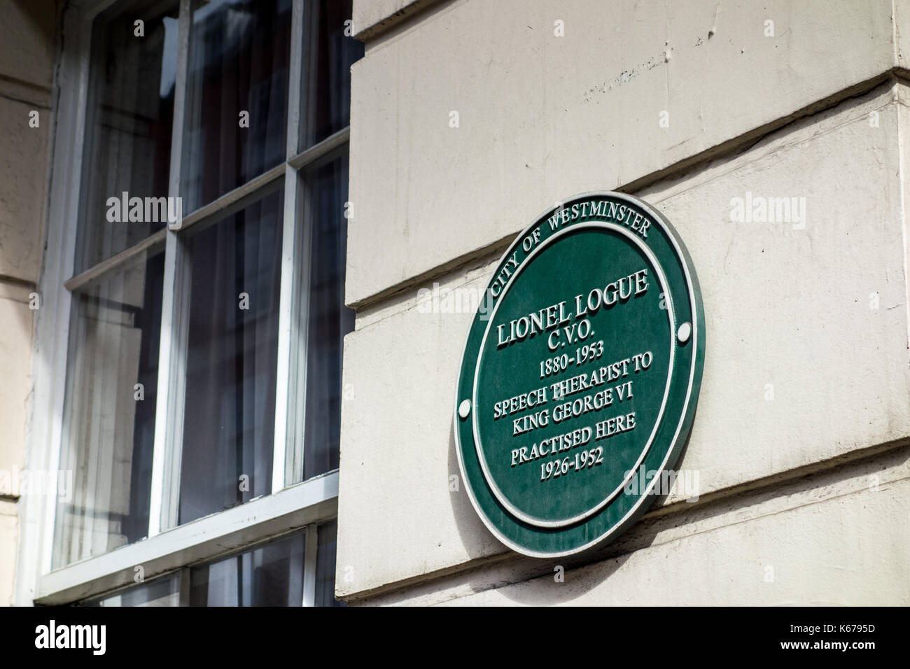 Green plaque outside 146 Harley Street  commemorating Lionel Logue, the Australian speech and language therapist, who treated King George V1. Stock Photo