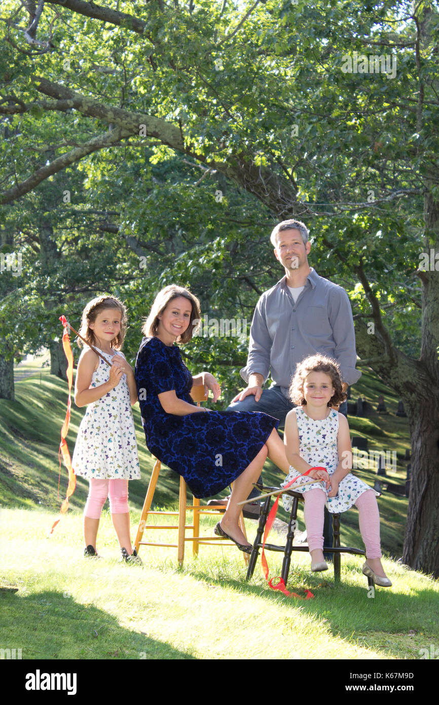 16 Family Photoshoot Poses Natural Ways to Pose a Family